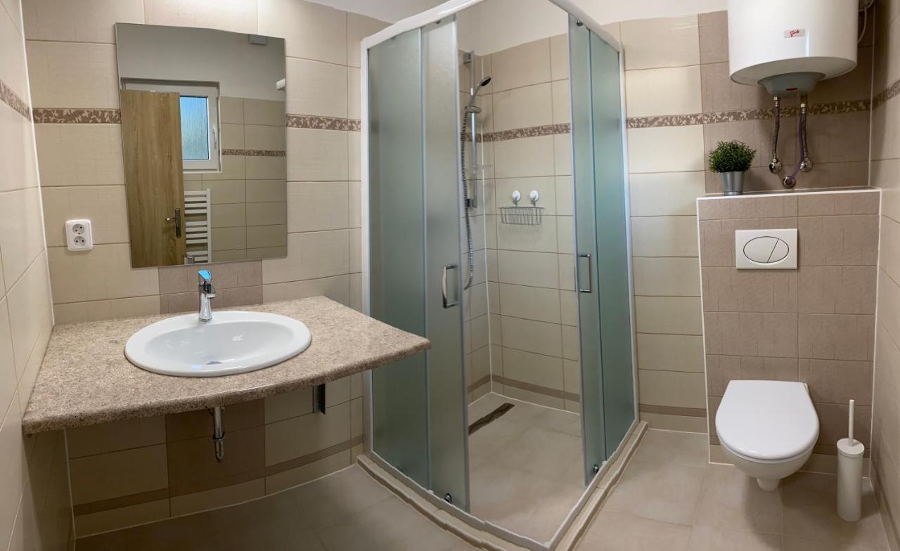 Apartmany Nad Parkem ブロウモフ エクステリア 写真